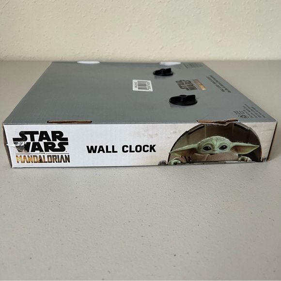Disney Star Wars: Mandalorian: Baby Yoda 10" Round Wall Clock - Picture 3 of 4